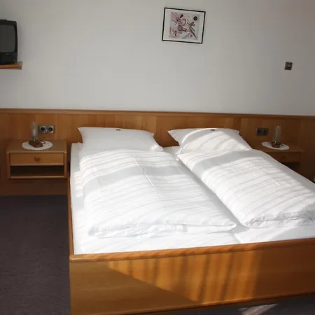 Gasthof-pension Hunaustuben 招待所 4*